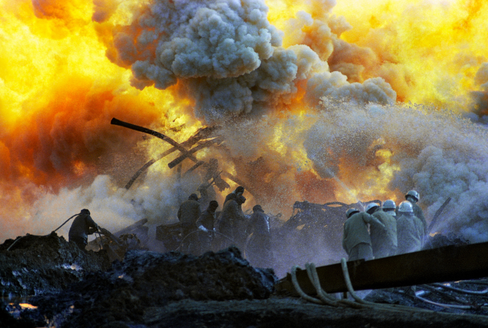 Авария на чаэс 1986 чернобыль пожарные. Аэс пожар тушение. Пожарно тактические учения на нефтебазе. Пожарные тушившие чернобыльскую аэс. Аэс пожар тушение.